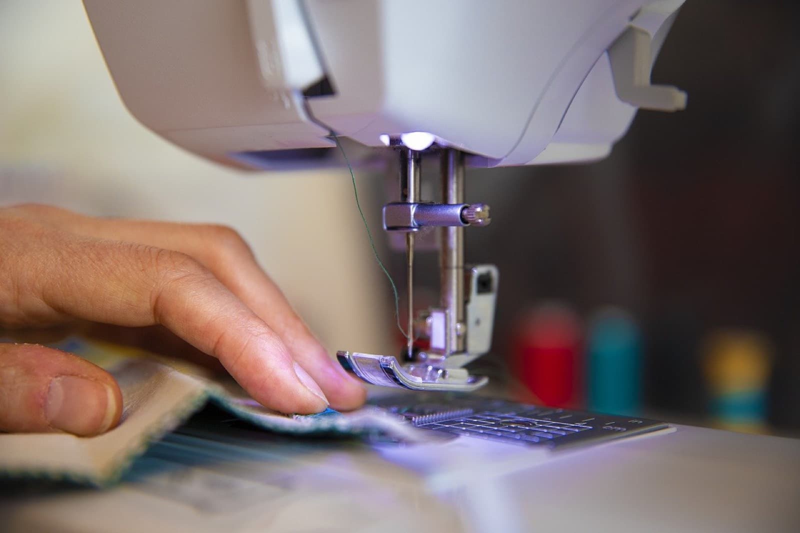 Couture à la machine dans l'atelier